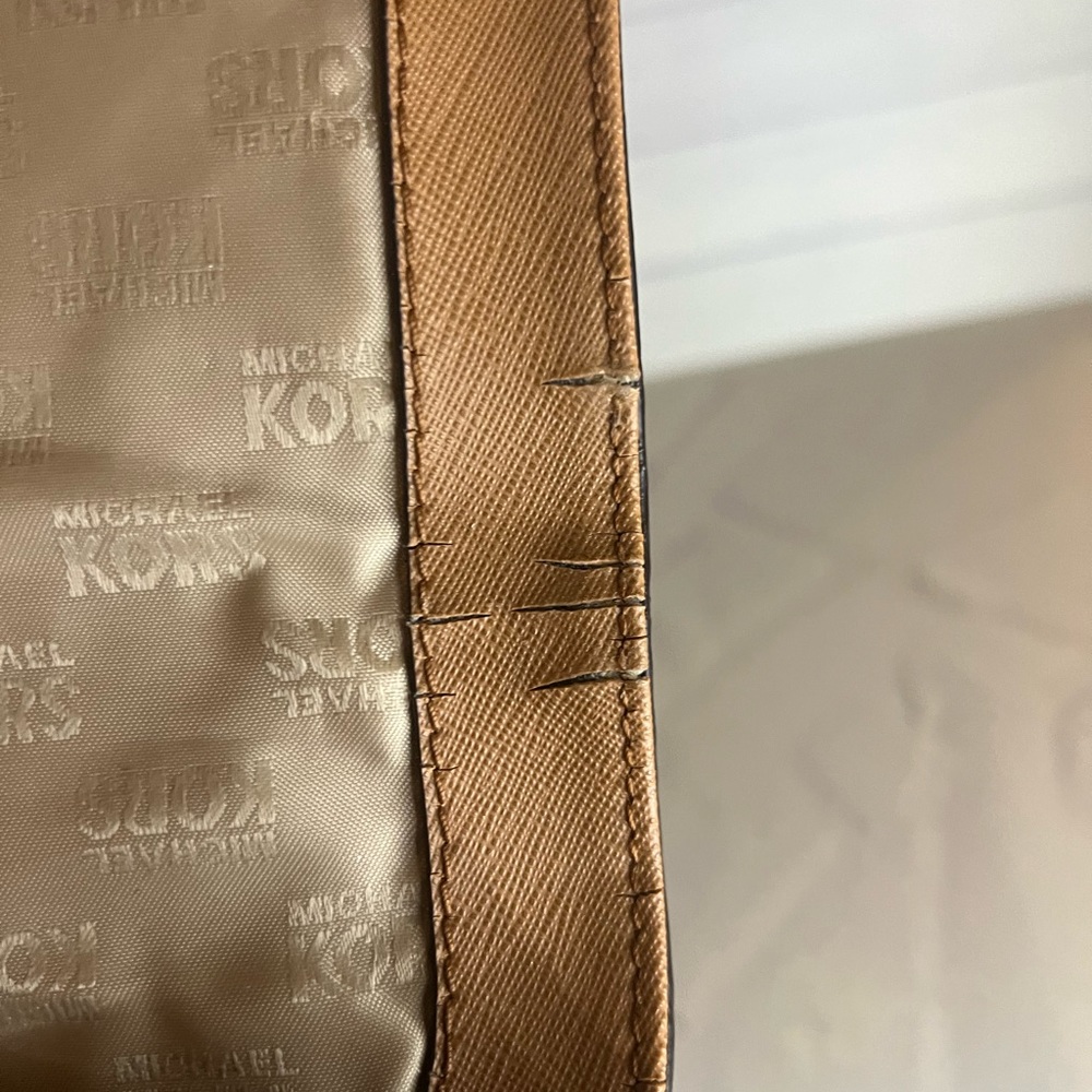 Michael Kors Crossbody, pebble, leather snap closure color acorn/ brown - Picture 11 of 16